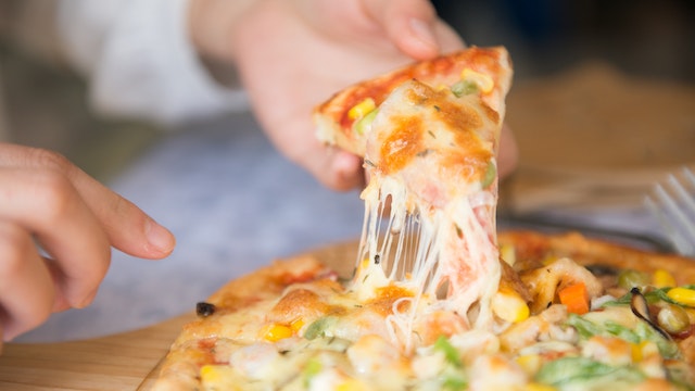 How many calories in a slice of cheese pizza? All you need to know