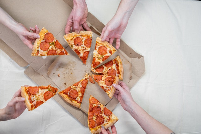 How many calories in a slice of Pepperoni pizza?